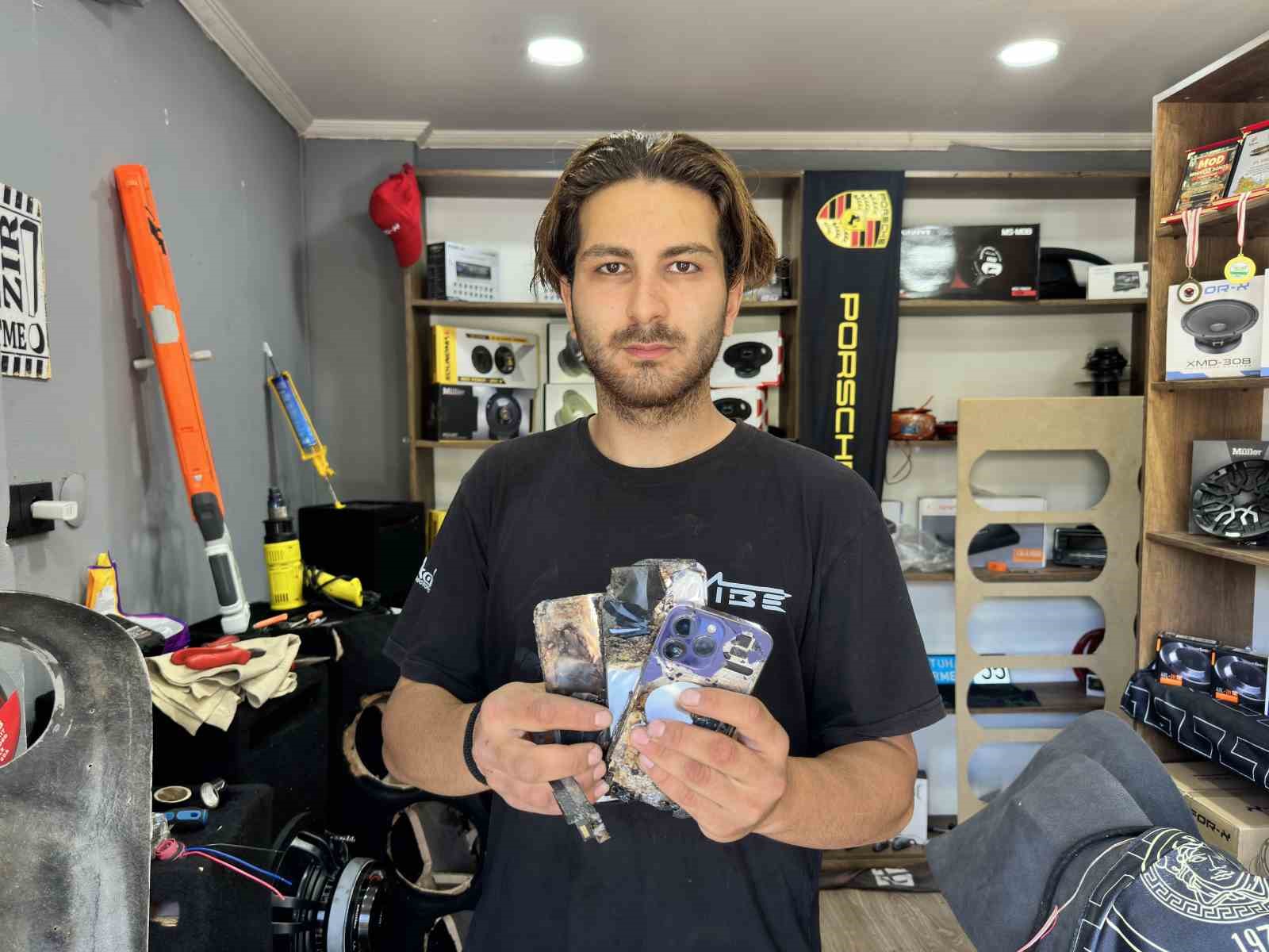 Cebindeki telefon bir anda alev aldı