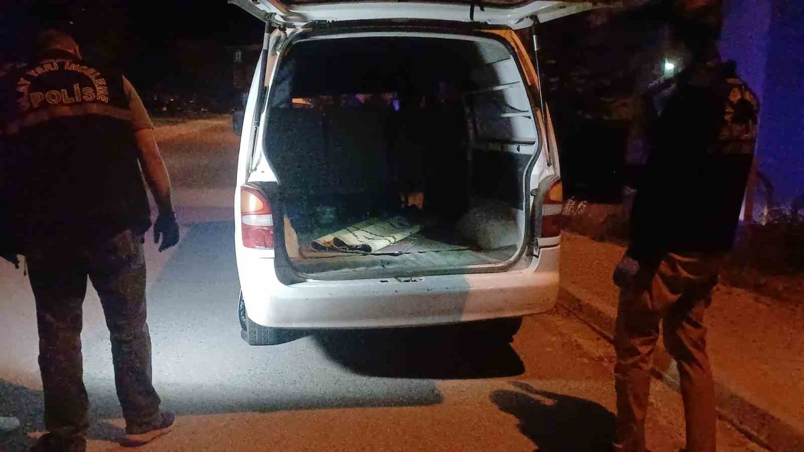 Çorum’da “Dur” ihtarına uymayan araç, polis memuruna çarpıp kaçtı