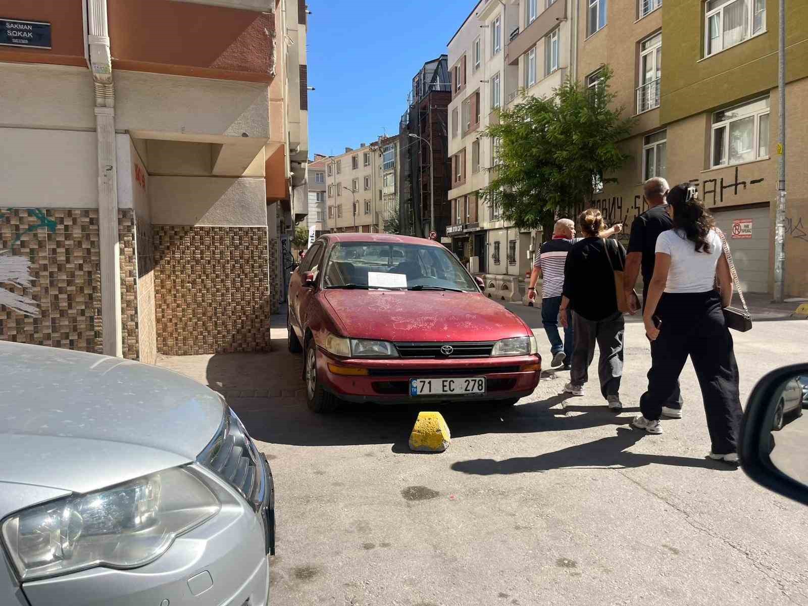Kaldırıma park eden sürücüye apartman yöneticisinden notlu uyarı