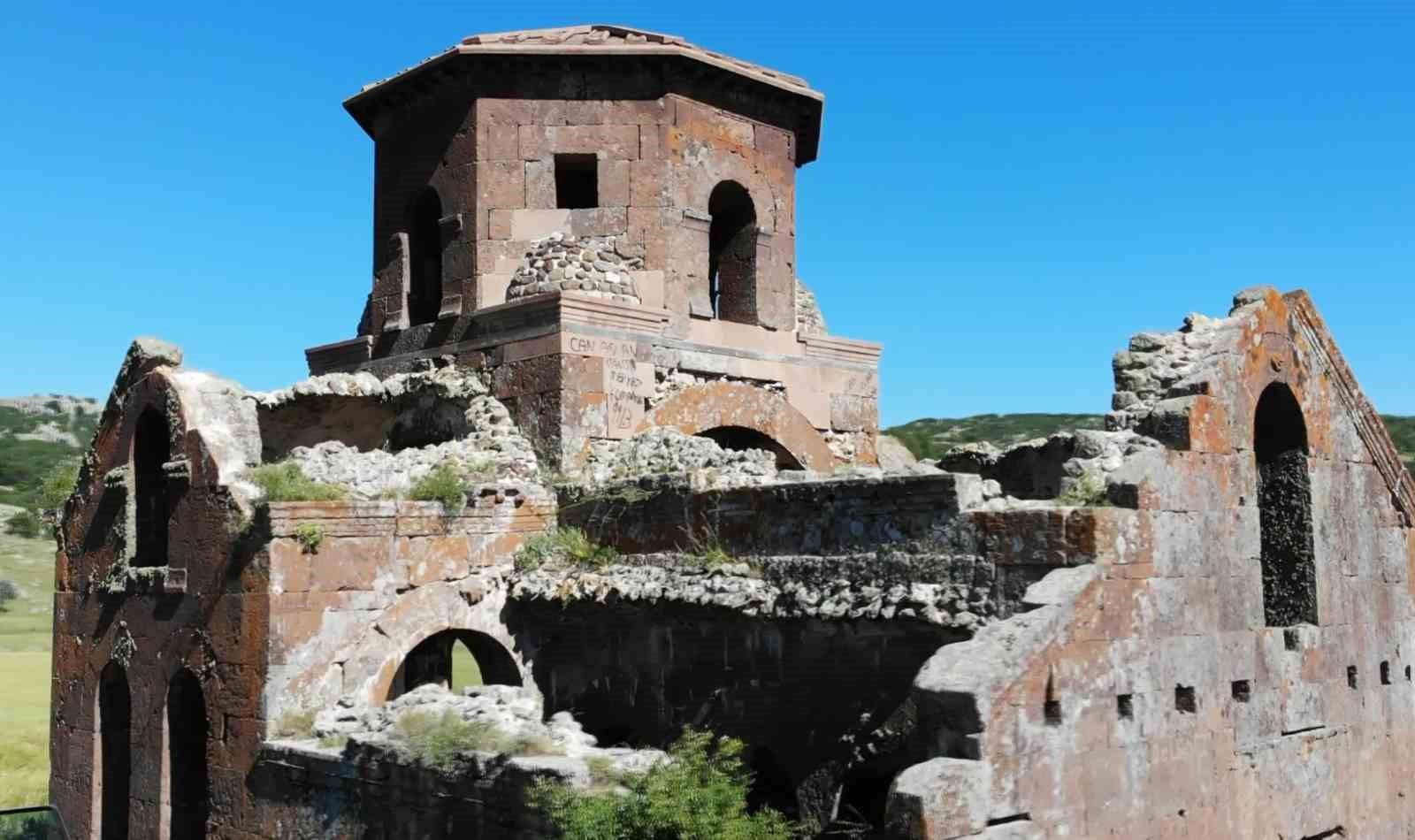 Aziz Gregorius’a ithafen yaptırılan bin 500 yıllık Kızıl Kilise ziyaretçilerini ağırlıyor