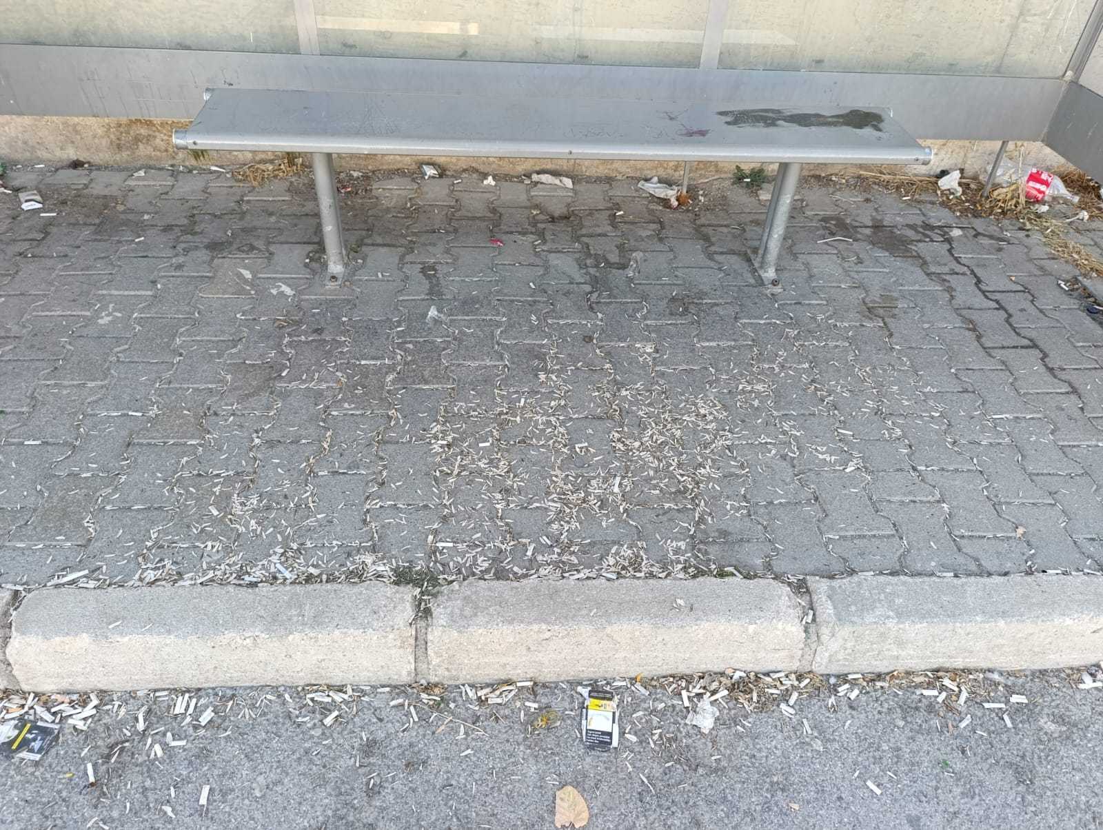 Van Edremit Yeni TOKİ’deki otobüs durağı çöplüğe döndü