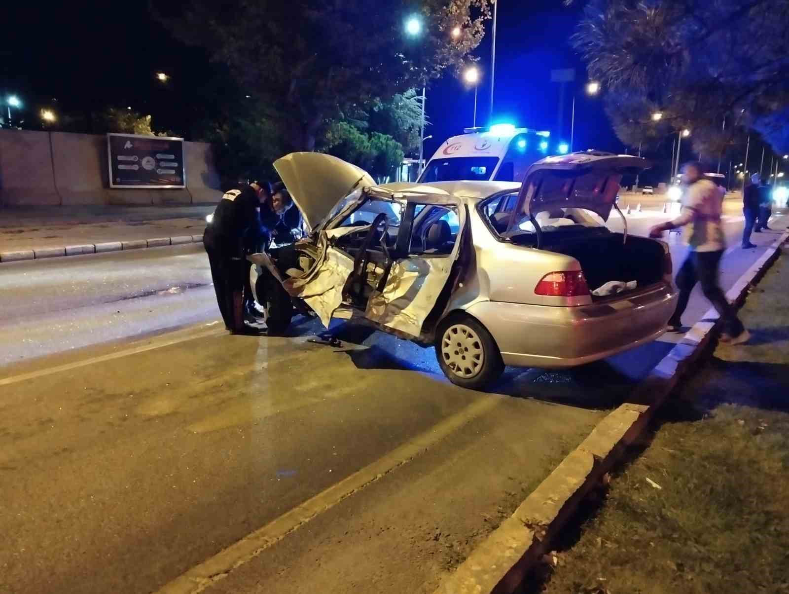 Kontrolden çıkan otomobil ağaçlara çarparak durabildi, genç sürücü yaralandı