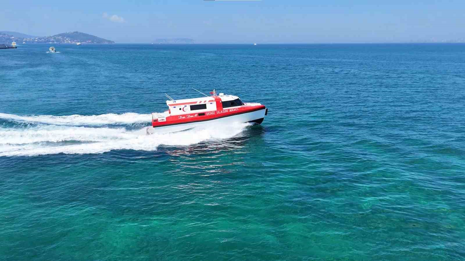 Denizin ortasında hayat kurtarıyorlar