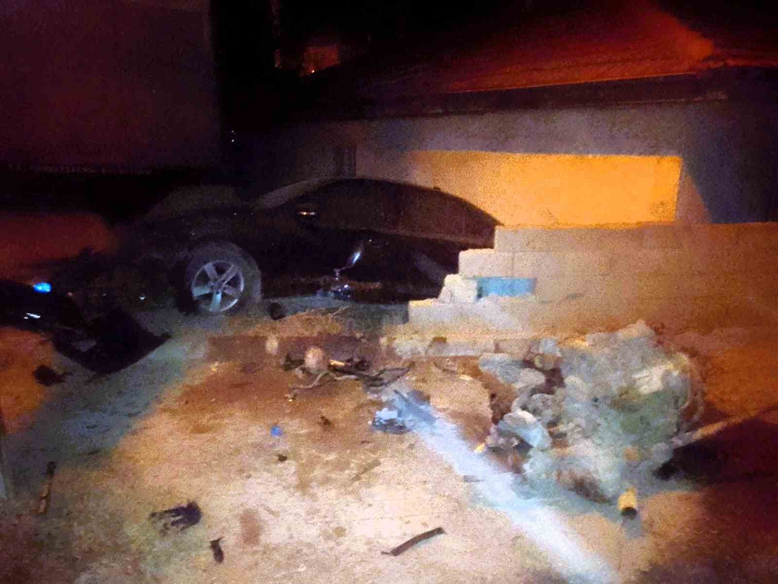 Denizli’de duvarı yıkan otomobil bahçeye daldı