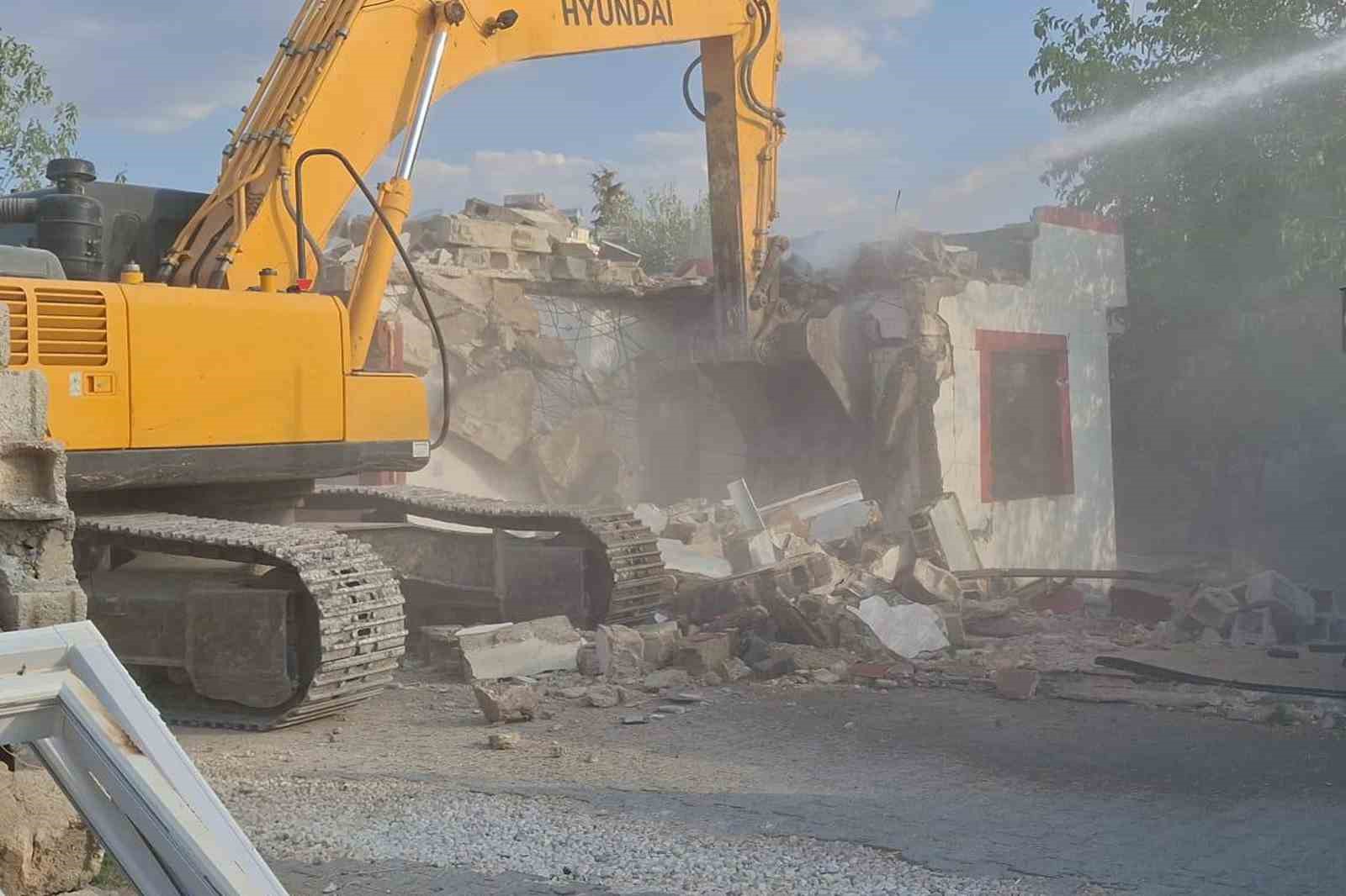 Depremde etkilenen orta hasarlı yapıların yıkımına başlandı