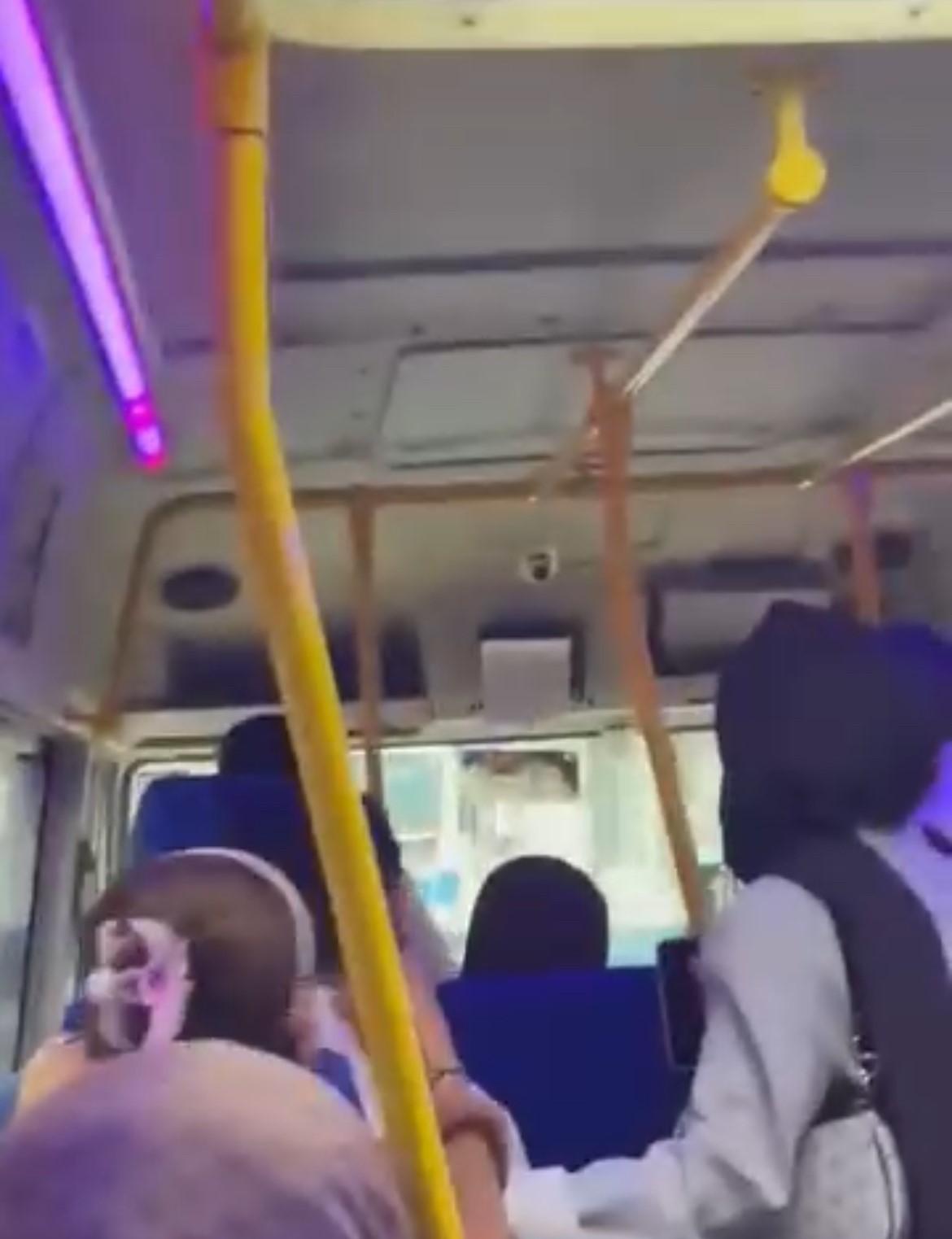 Dolmuş şoförü yolcuları çileden çıkardı