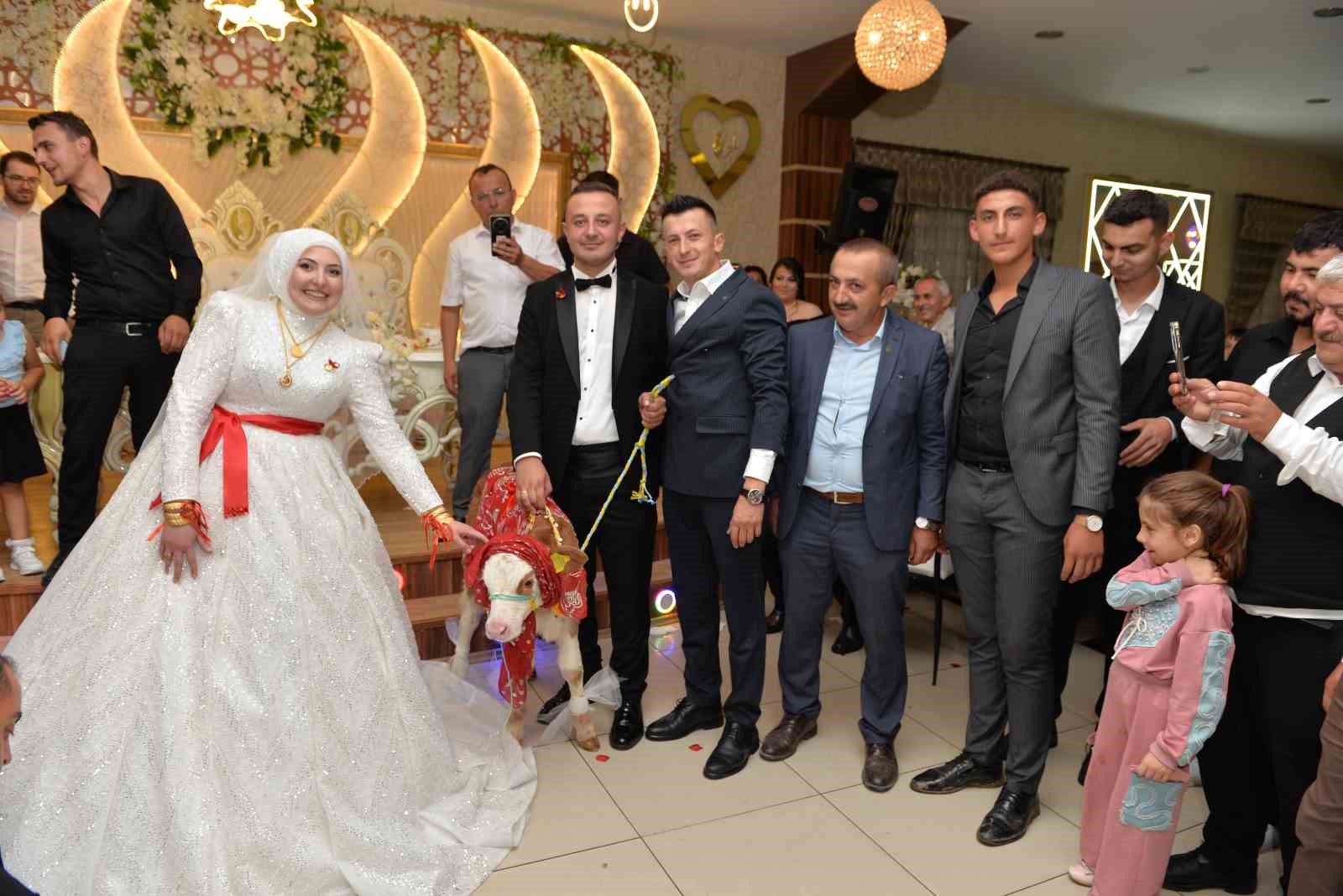 Düğünde gelin ve damada ilginç takı