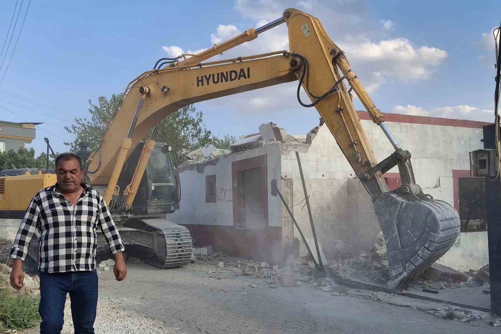 Depreme etkilenen orta hasarlı yapıların yıkımına başlandı