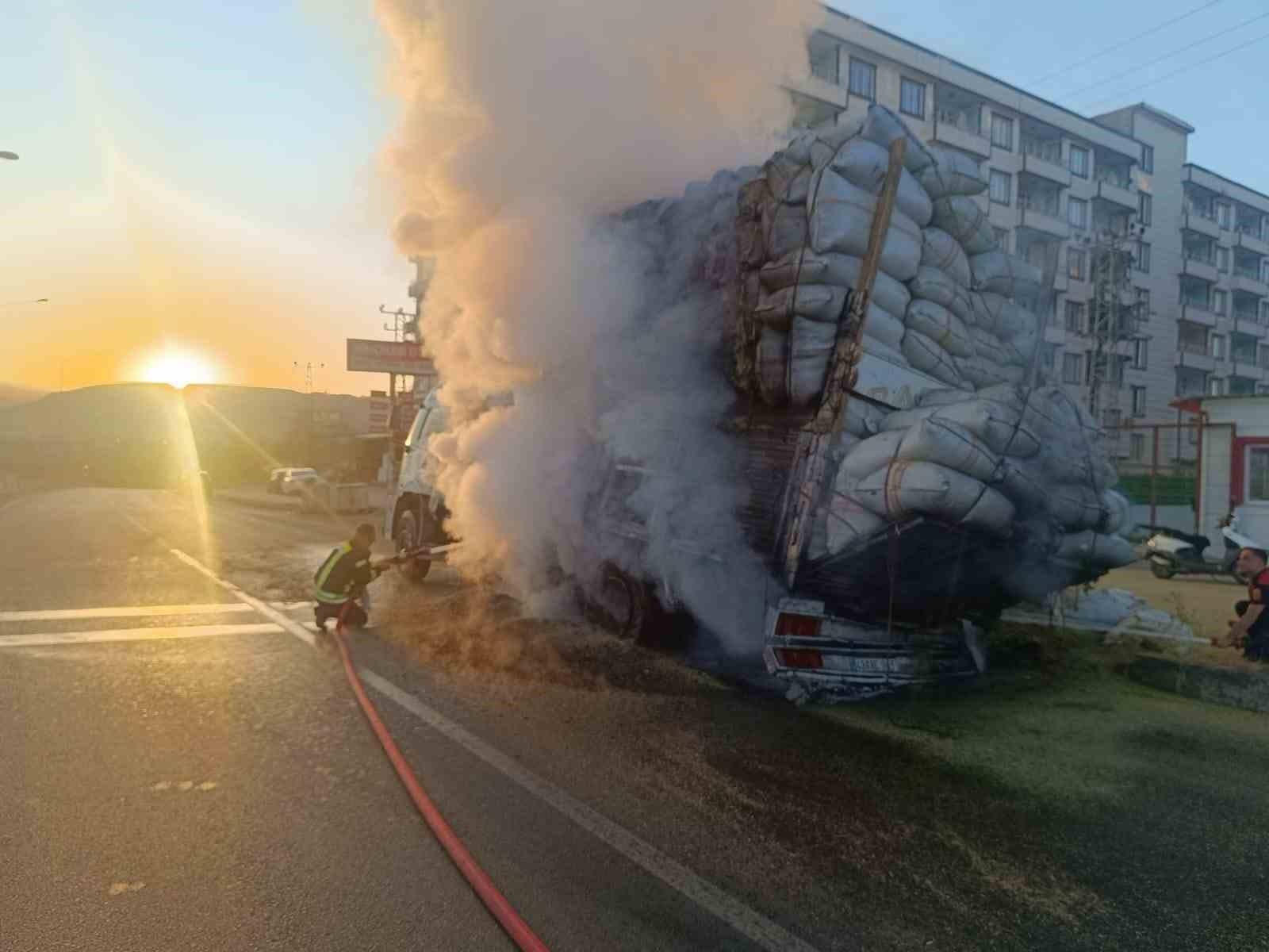 Siirt’te saman yüklü kamyonda yangın çıktı