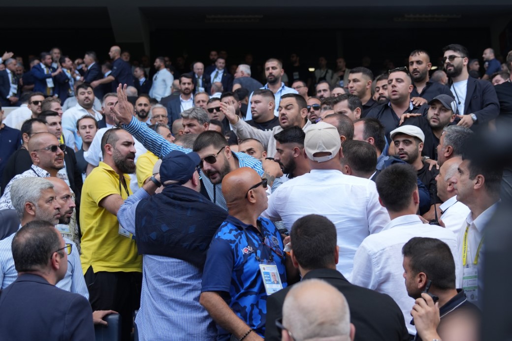 Fenerbahçe’nin tarihi kongresinde gergin anlar