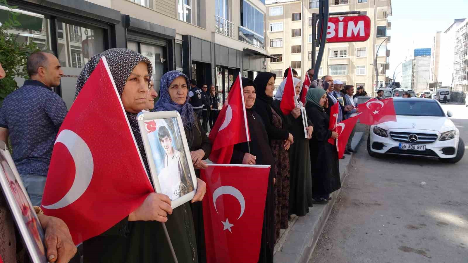 Evlat Nöbeti Van’da Sürüyor: Annelerin Feryadı Yürek Dağladı