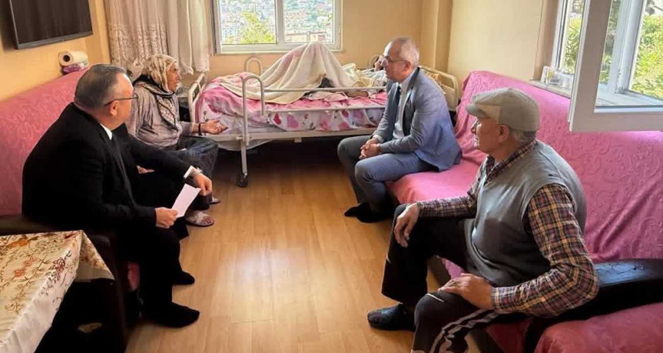 Engelli eşi ve yatalak annesine bebeği gibi bakıyor