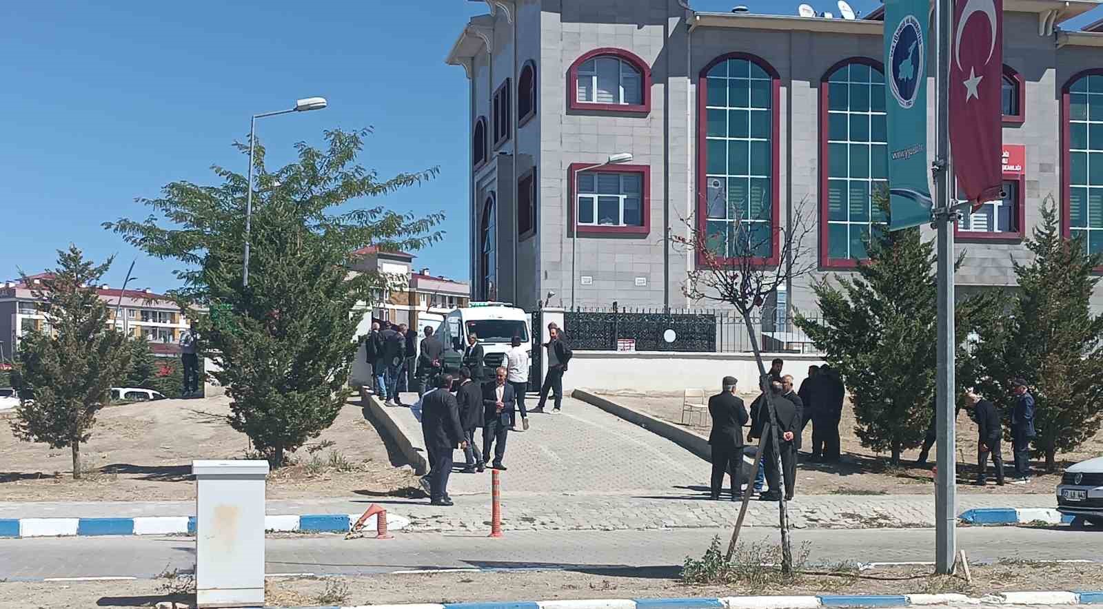 Gürpınar’da Öldürülen Anne ve 2 Oğlu Yan Yana Defnedildi