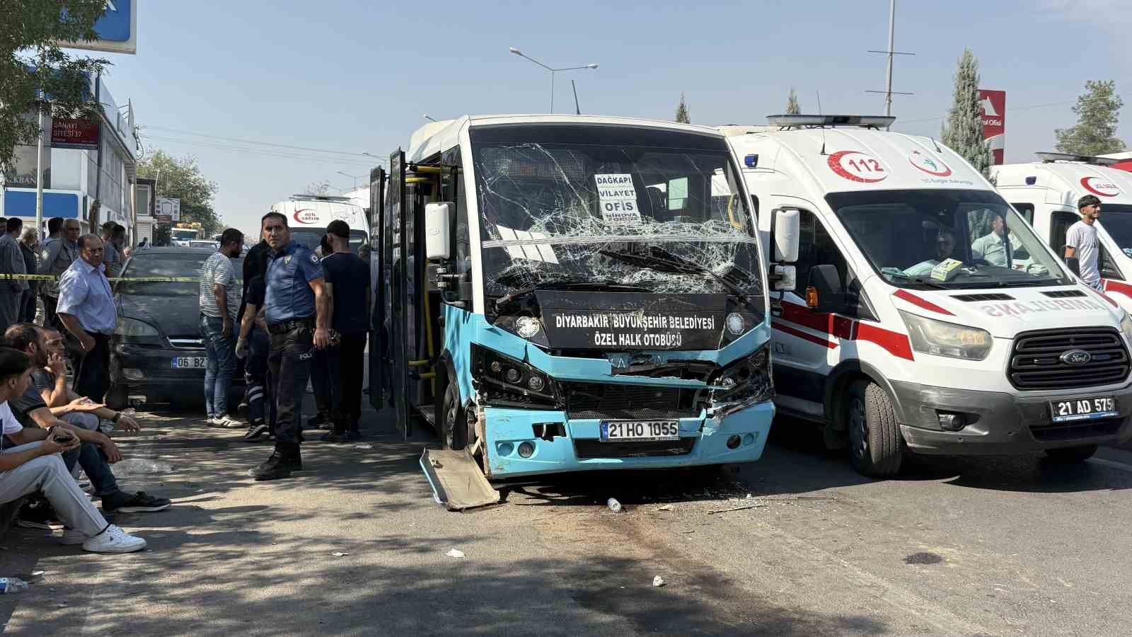 Freni patlayan halk otobüsü durakta bekleyen başka otobüse çarptı: 20 yaralı
