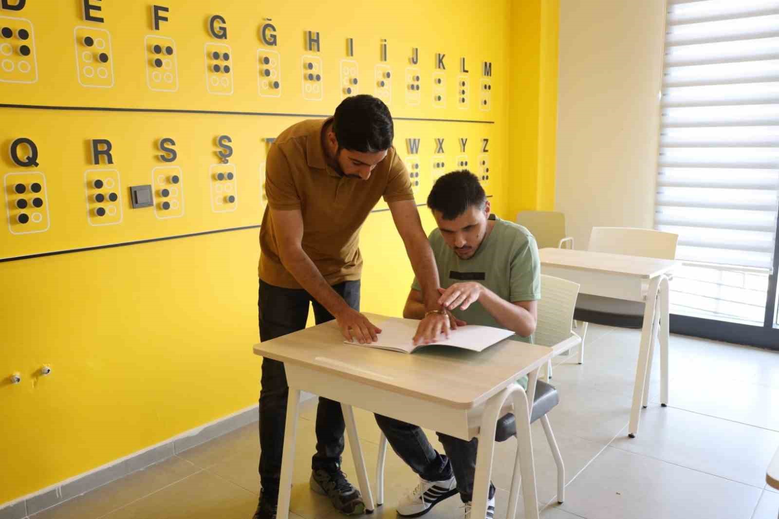 Görme Engelli Eğitmen, Engelsiz Hayata Işık Tutuyor