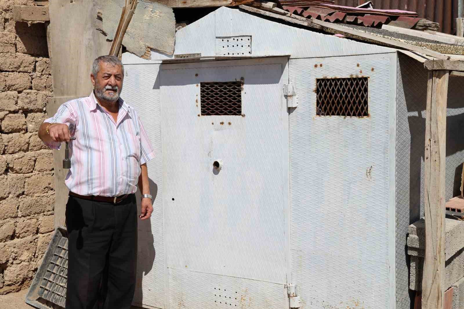 Güvercinleri İçin Banka Kasası Gibi Kümes Yaptı