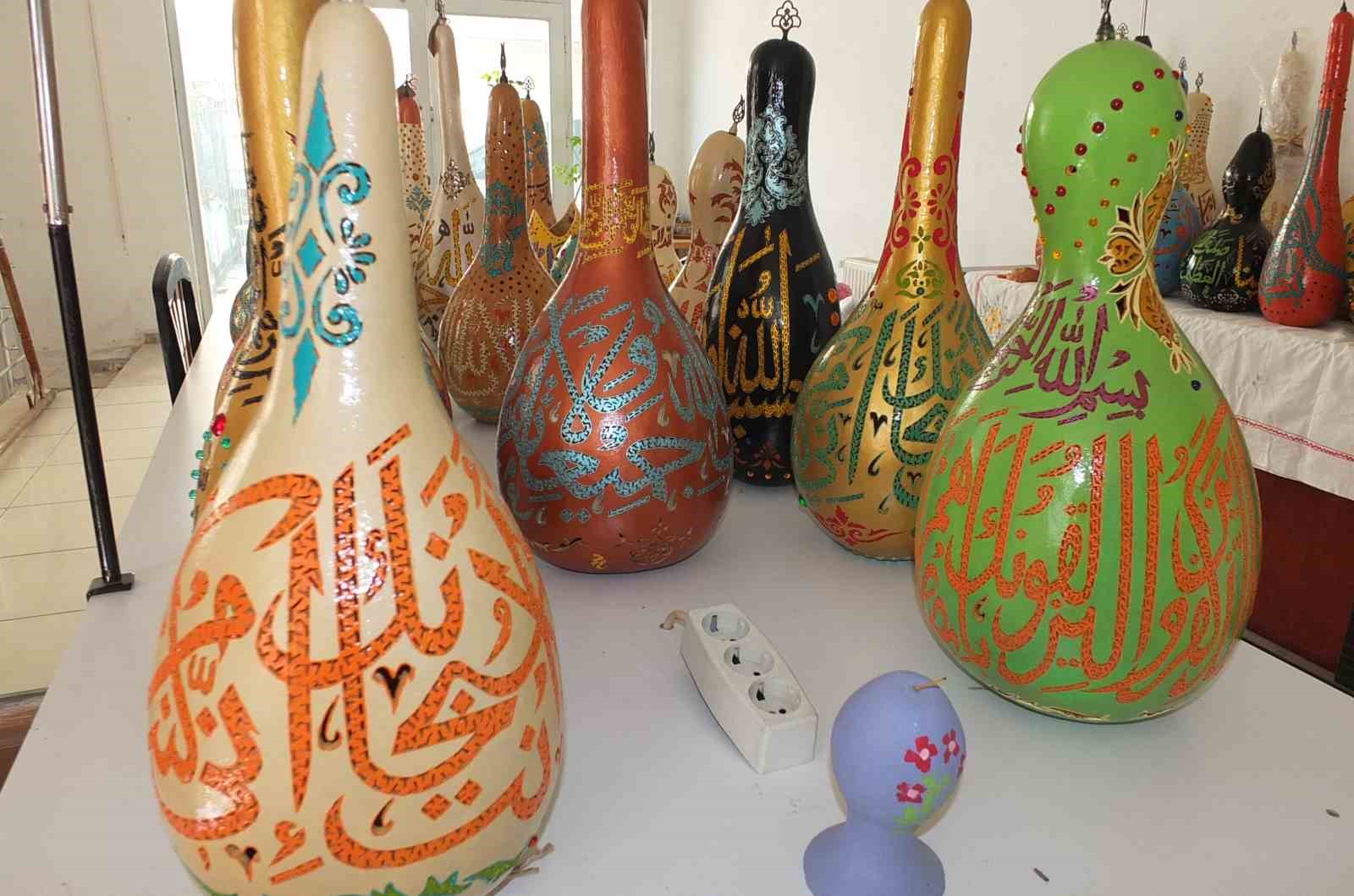 Hat Sanatını Su Kabağına İşleyen Emekli, 50 Eseriyle Uluslararası Fuara Katılıyor