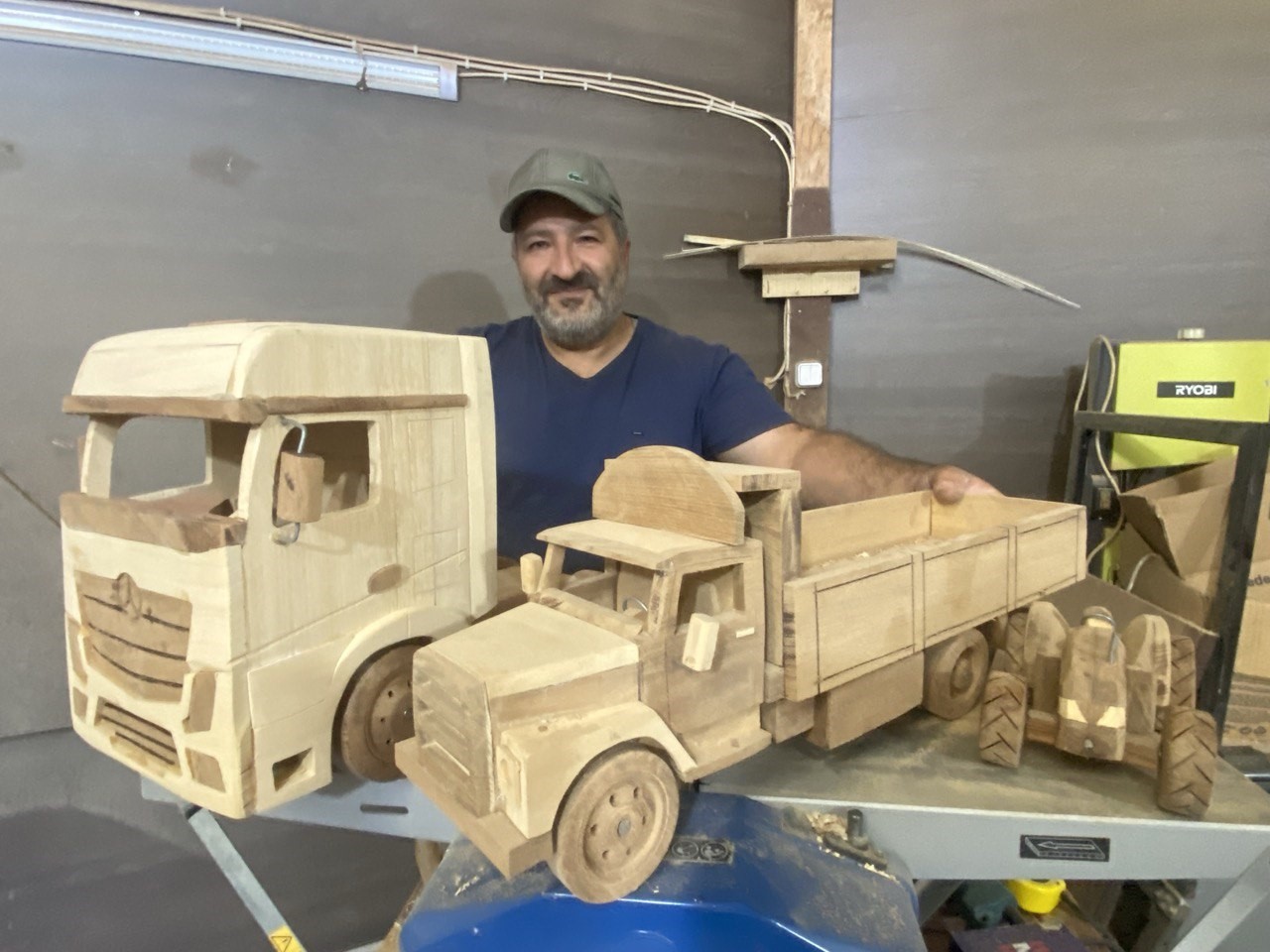 Hobi olarak başladığı ahşap ustalığına belediyenin atölyesinde devam ediyor