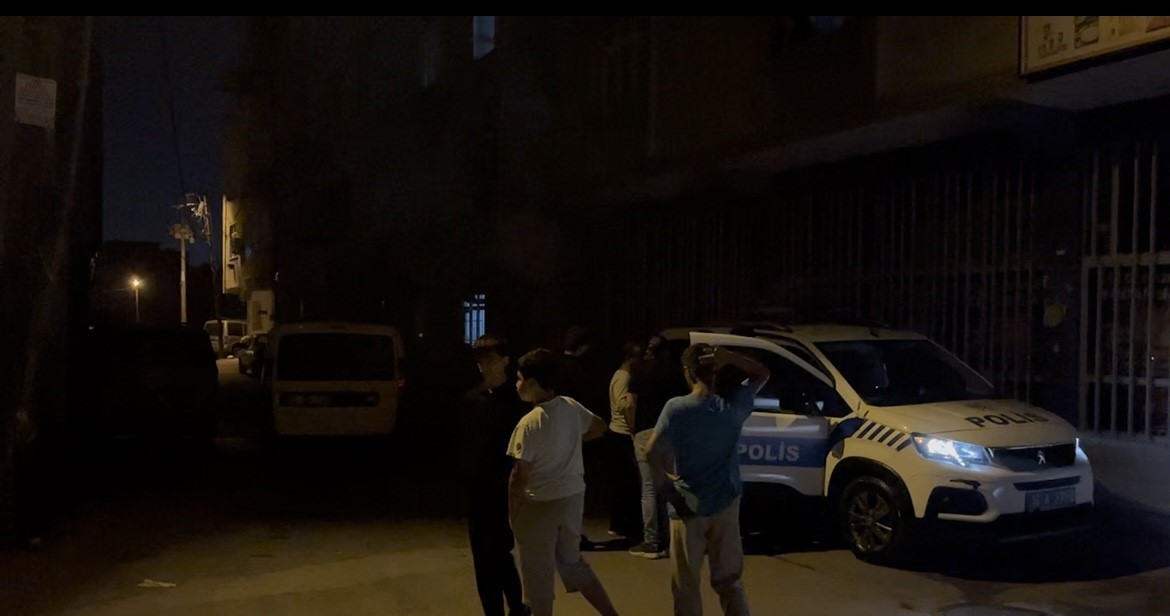 Husumetlisinin aracını kundakladı