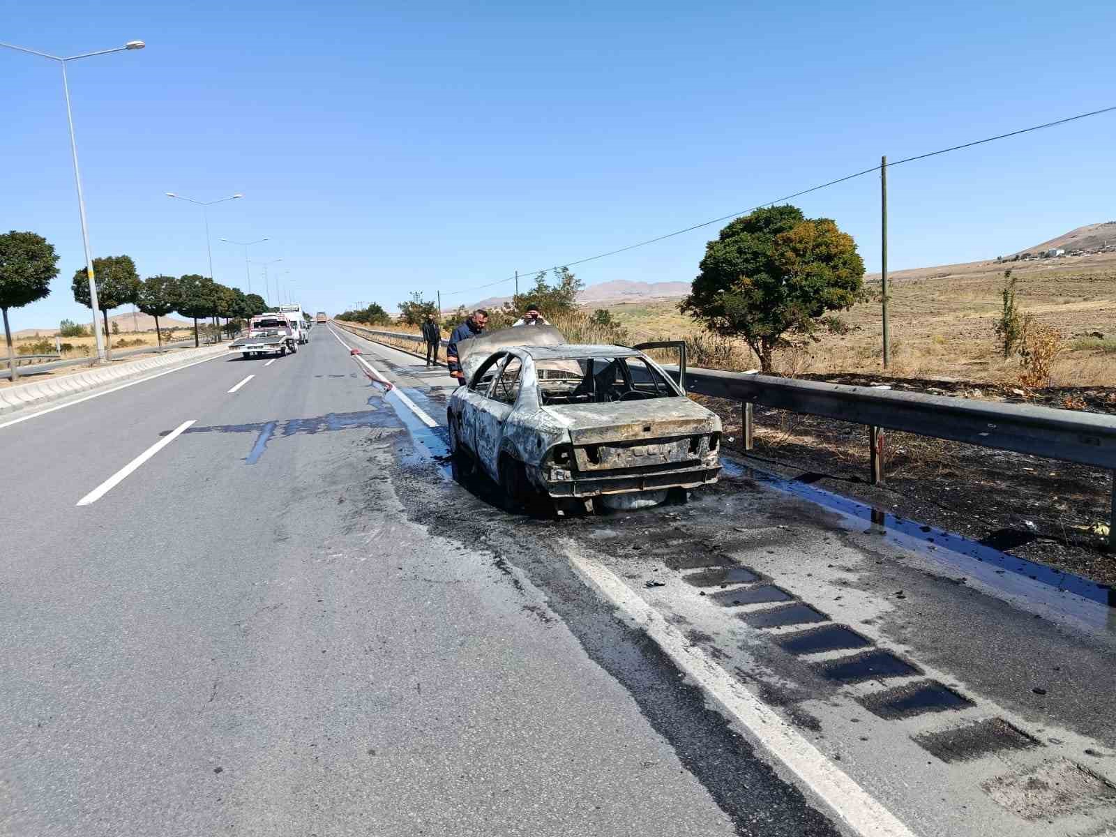 Van’da İran Plakalı Otomobil Alev Alev Yandı