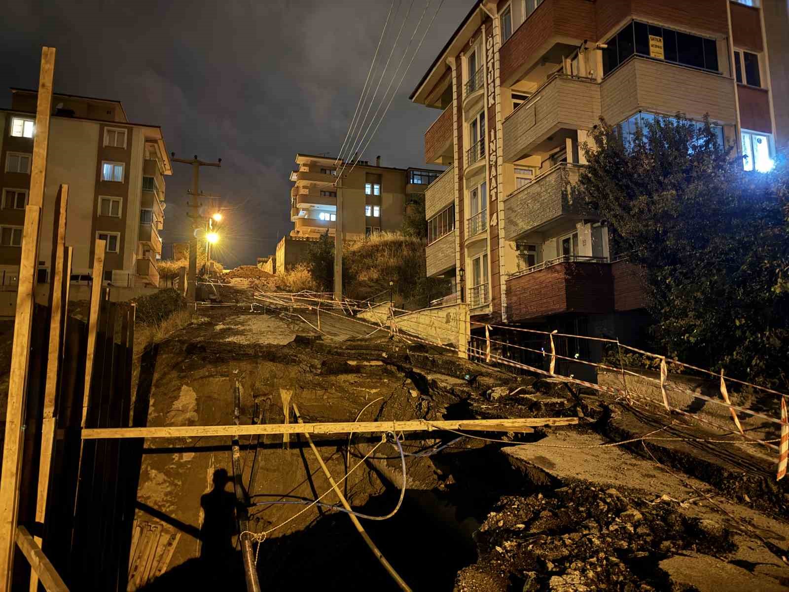 Karabük’te inşaat sahasının yanındaki yolun bir kısmı çöktü