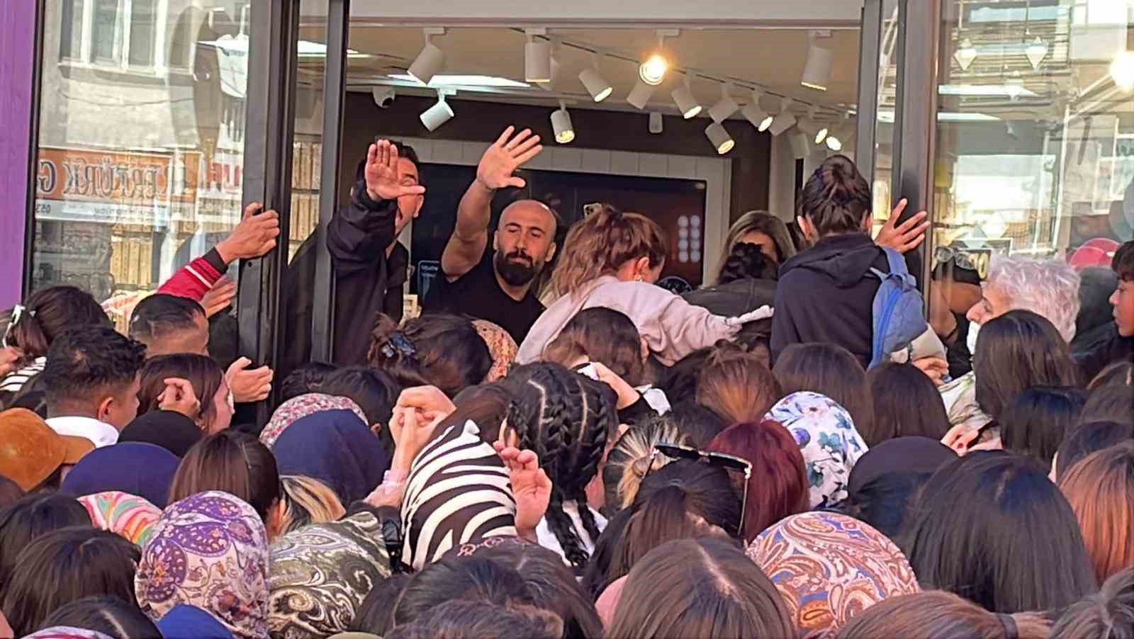 Karaman’da Mağaza Açılışında İzdiham