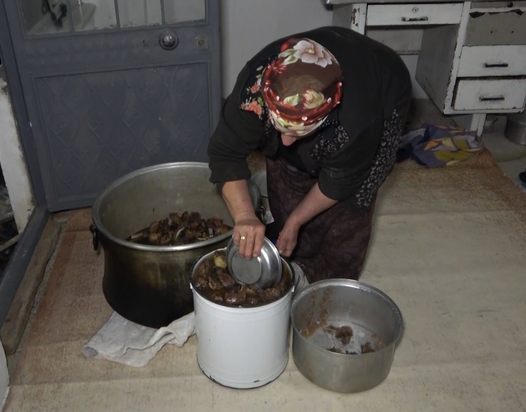 Kışlık kavurma geleneği devam ediyor