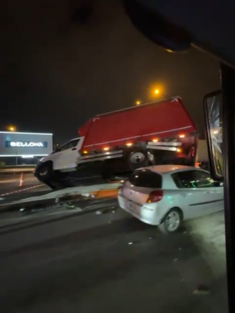 Kocaeli’de kaza: Kamyonet bariyerlere uçtu