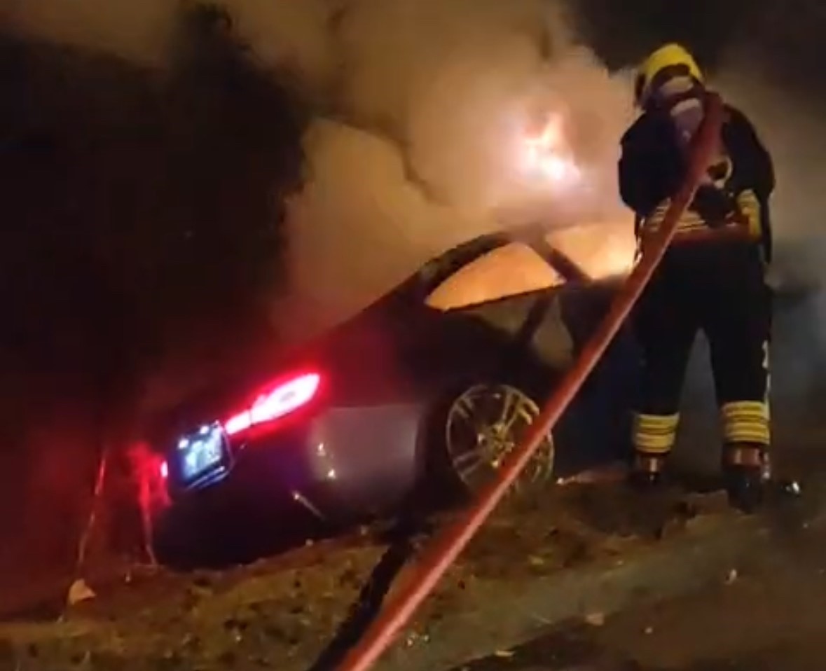 Kontrolden çıkan araç ağaçlara çarparak alev alev yandı