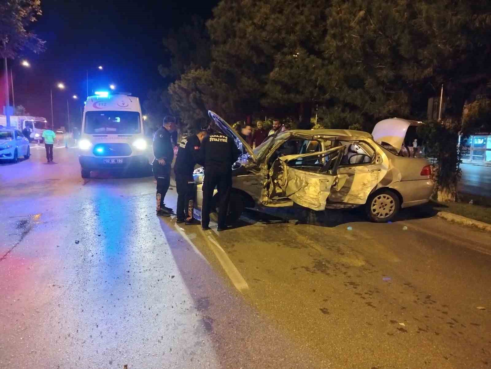 Kontrolden çıkan otomobil ağaçlara çarparak durabildi