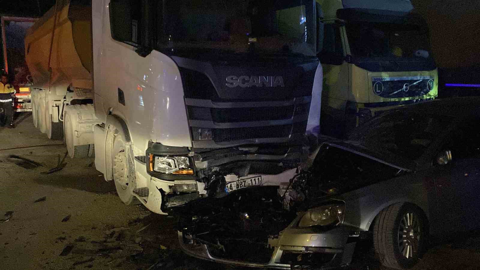 Kontrolden çıkan otomobil park halindeki 3 araca çarptı: 4 ağır yaralı