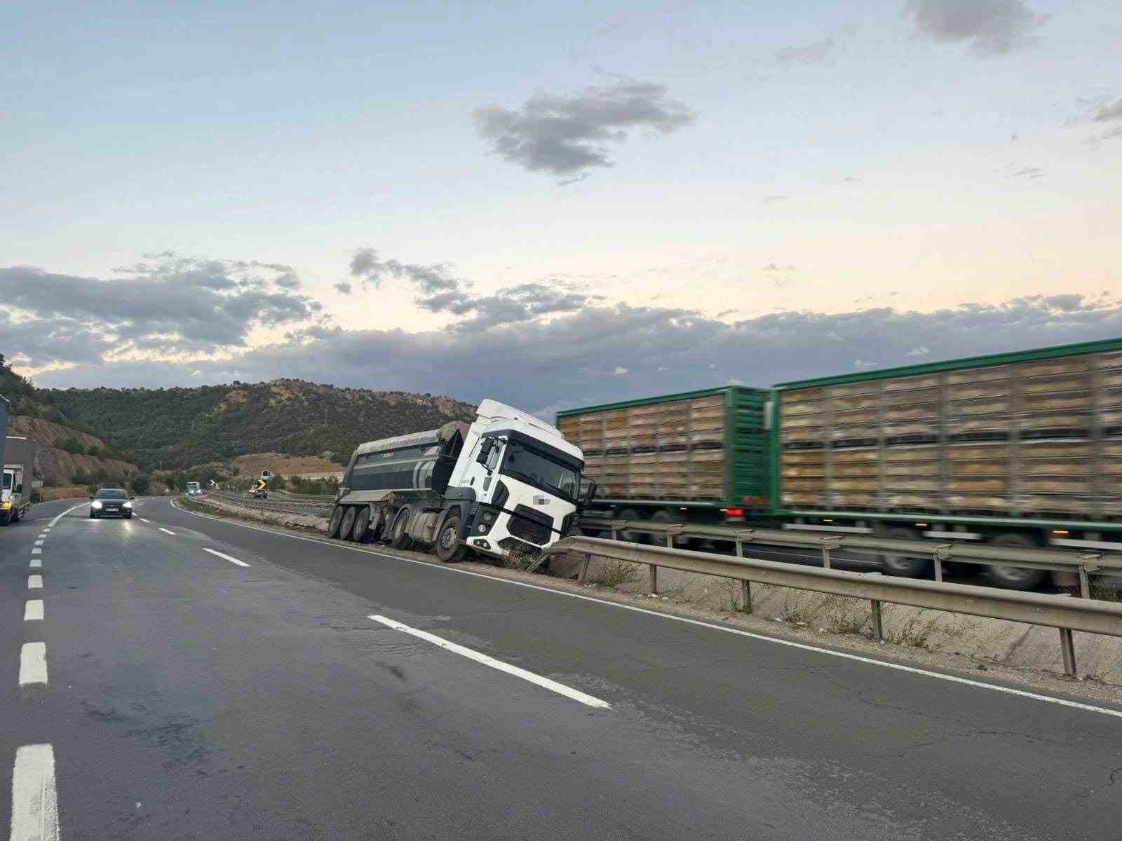 Kontrolden çıkan tır orta refüje çarparken, sürücüsü yaralandı