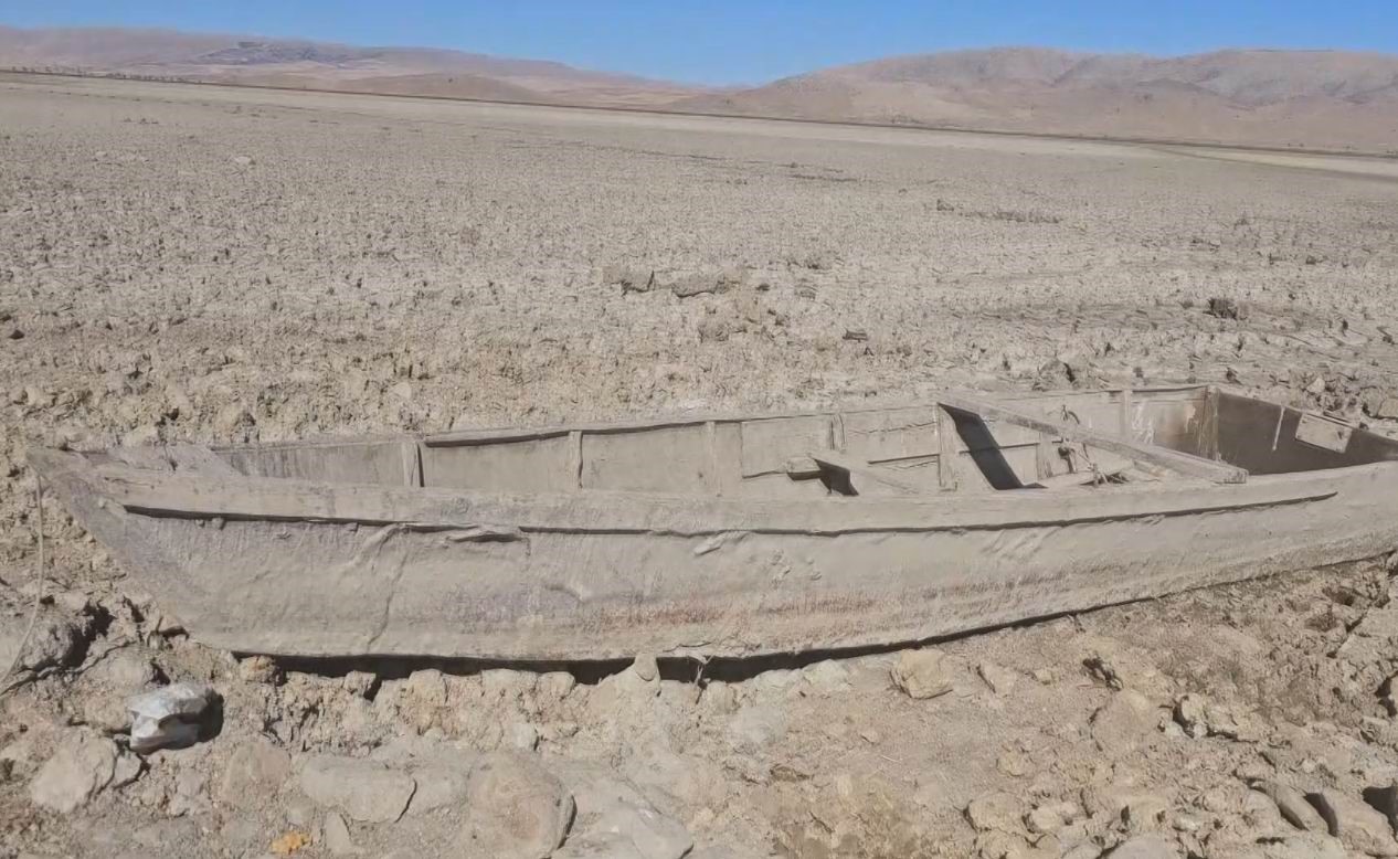 Kuruyan Çavuşçu Gölü çatlamış toprağa dönüştü