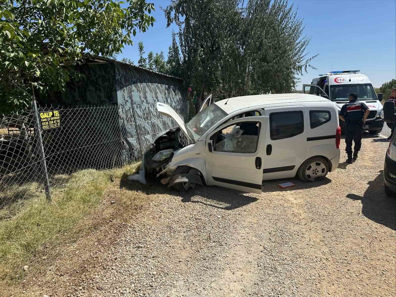 Lastiği patlayan araç bariyerlere çarptı: 2 yaralı