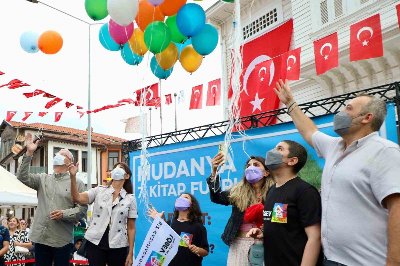 Lösemiyi yenen 11 yaşındaki çocuk için binlerce balon göğe yükseldi