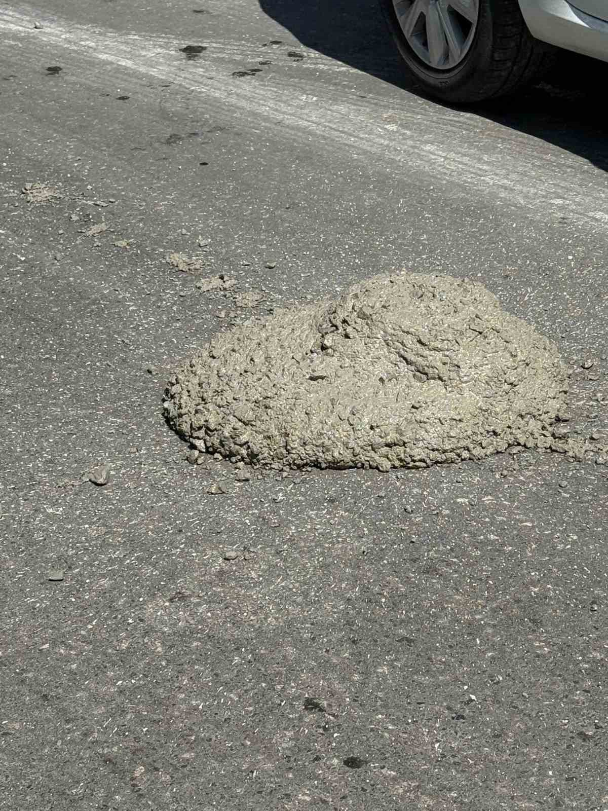 Mikser Sürücüsü Yol Ortasına Beton Dökünce Kameralara Takıldı