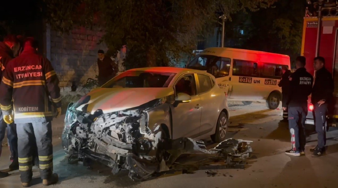 Minibüs ile otomobil çarpıştı: Araçlardan biri ağaca çarparak durabildi!