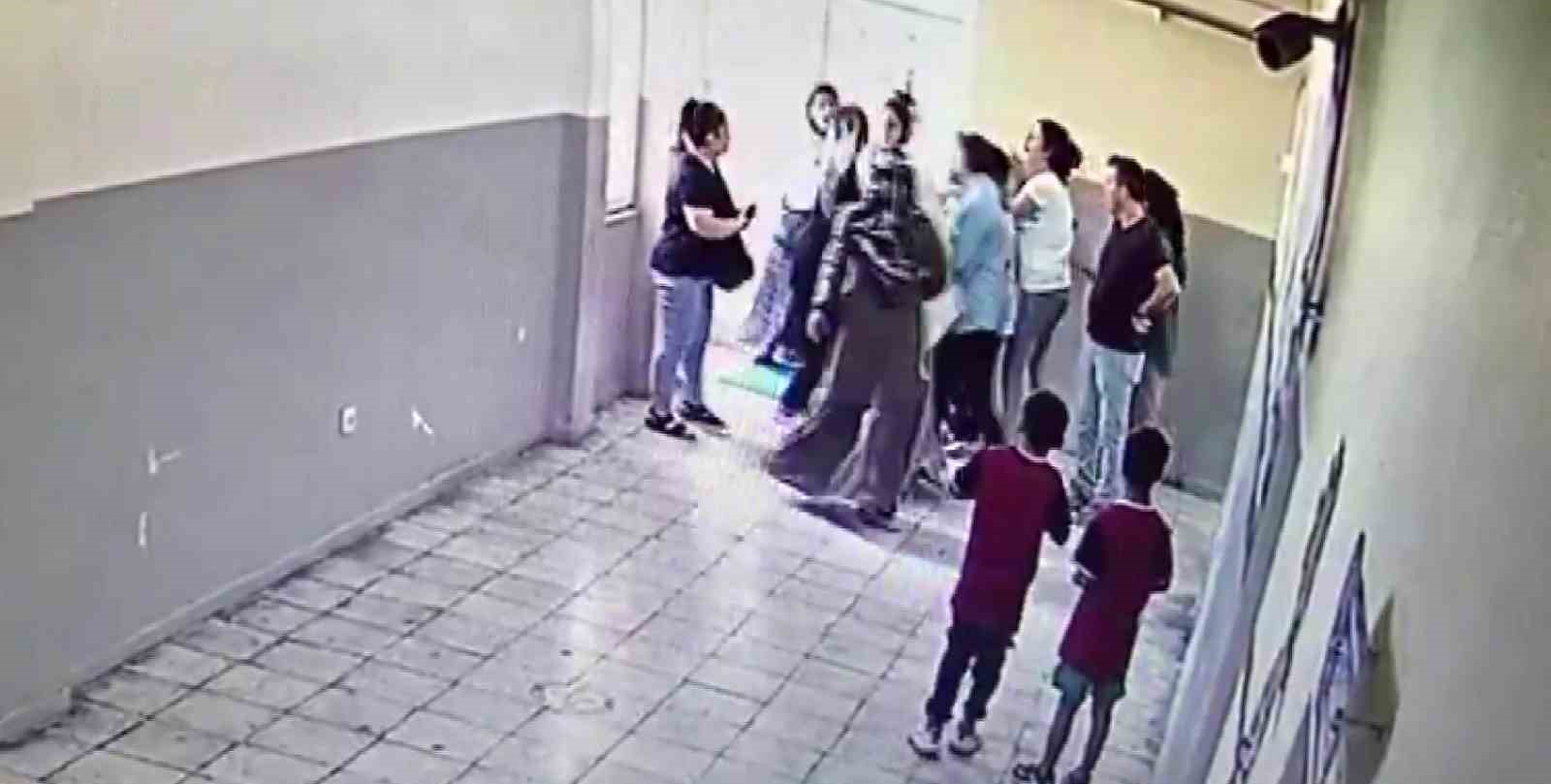 Öğrencileri Ayırmak İsteyen Öğretmene Veli Şiddeti