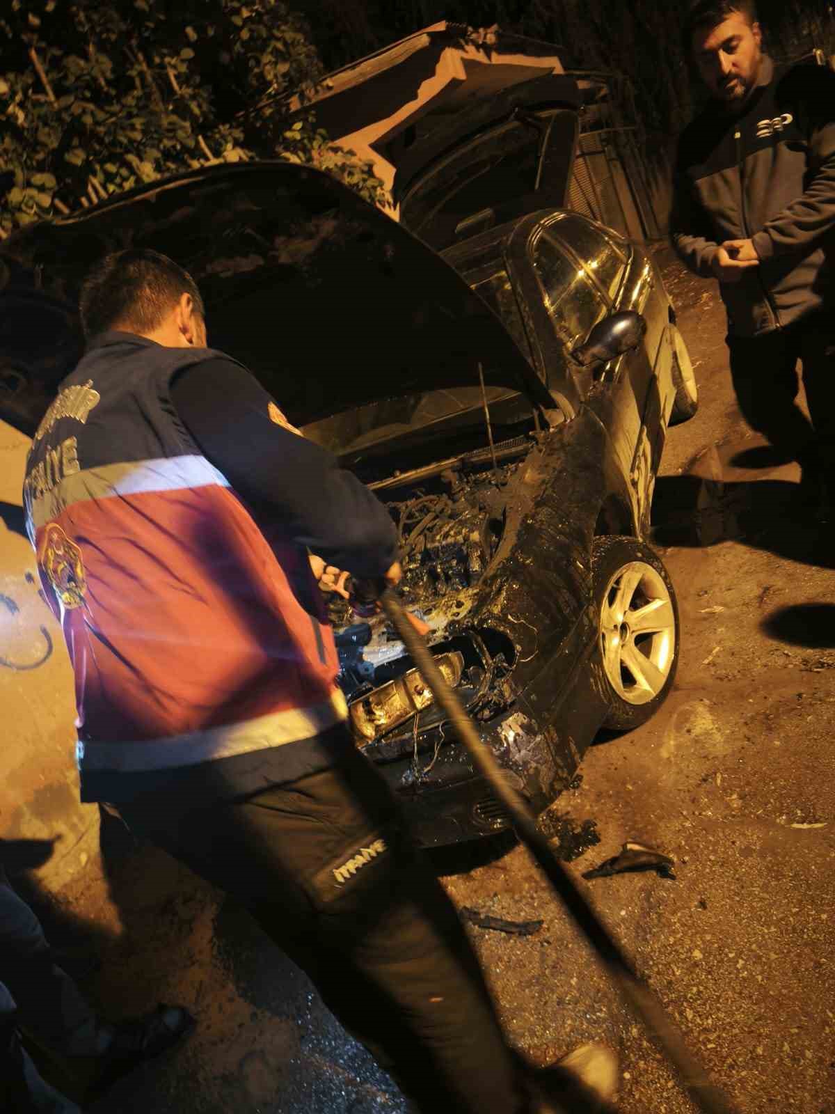Van’da park halindeki otomobilde yangın