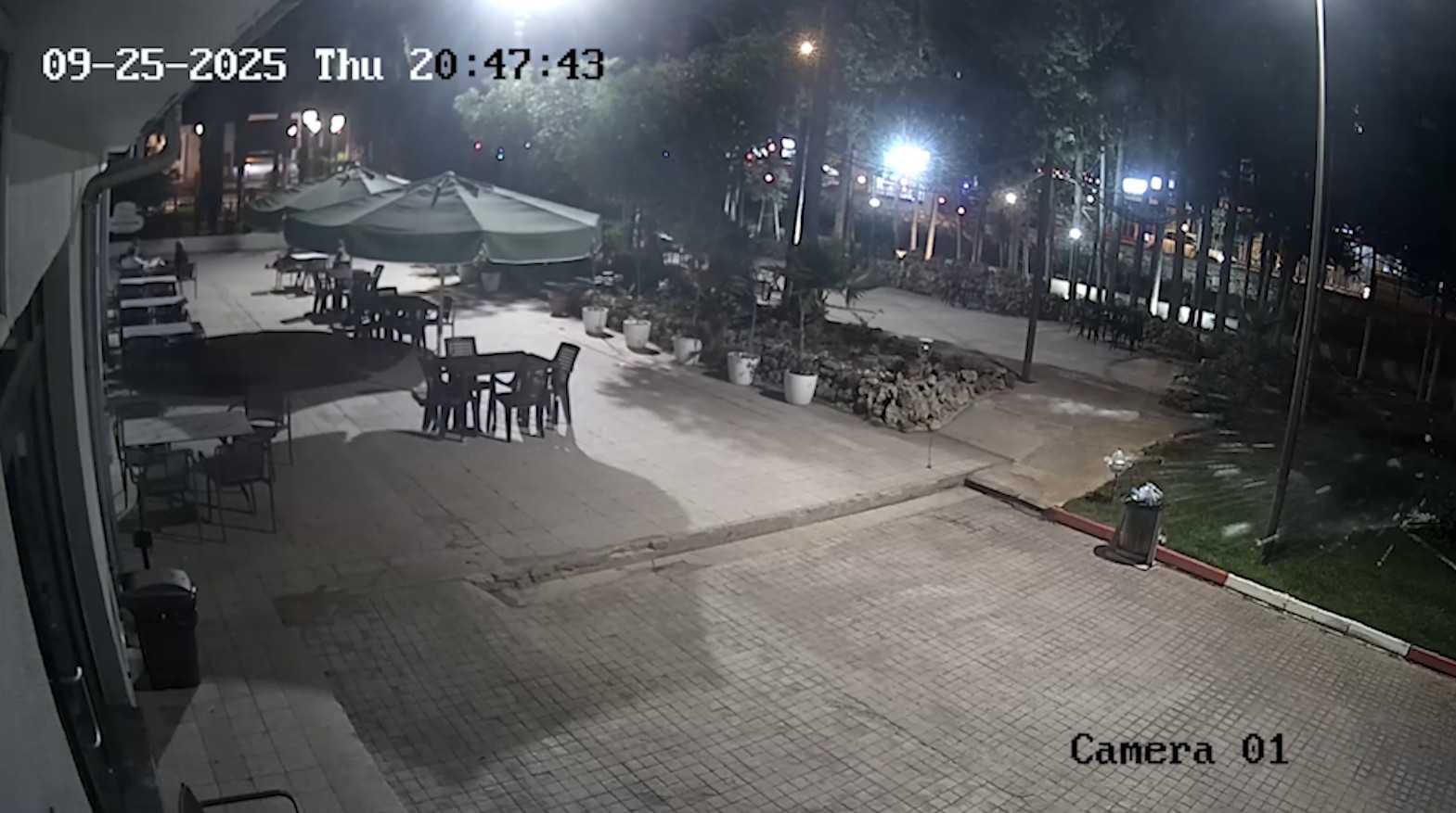 Parkta Şok Anlar! Gökyüzünden Düşen Buz Kütlesi Korkuttu