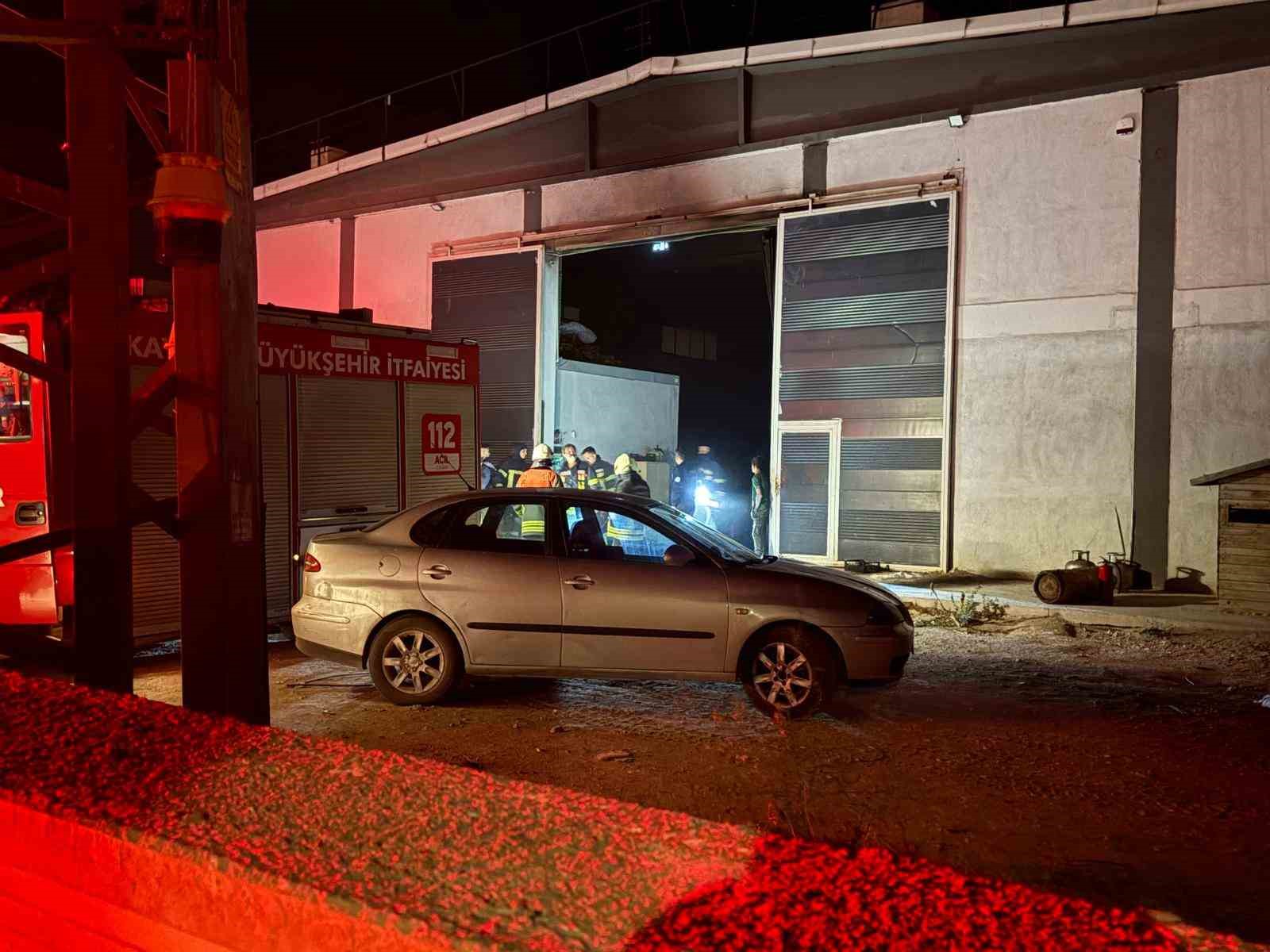 Plastik fabrikasında yangın: 1 işçi zehirlendi