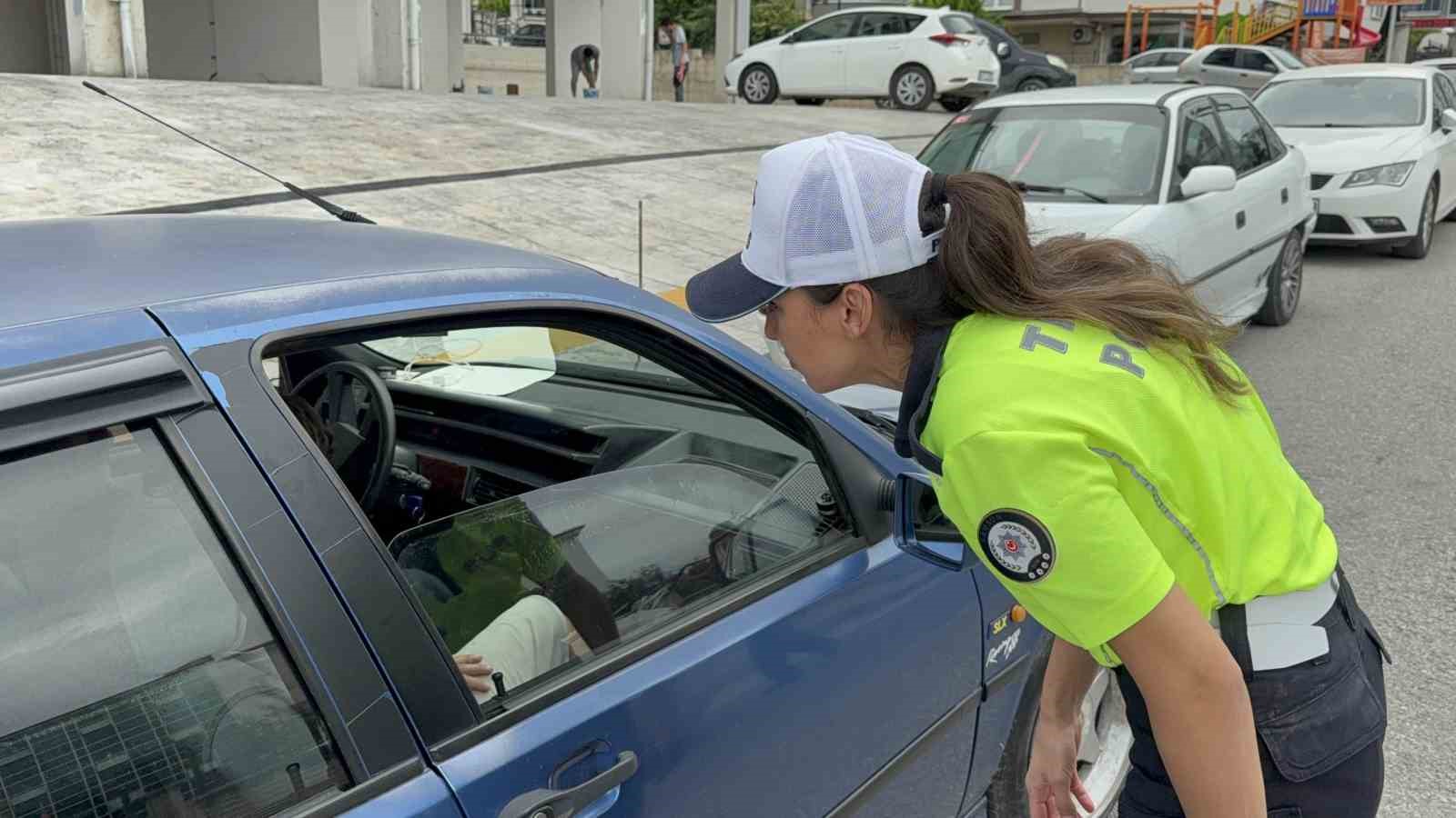 Polisten okul çevrelerinde sıkı denetim