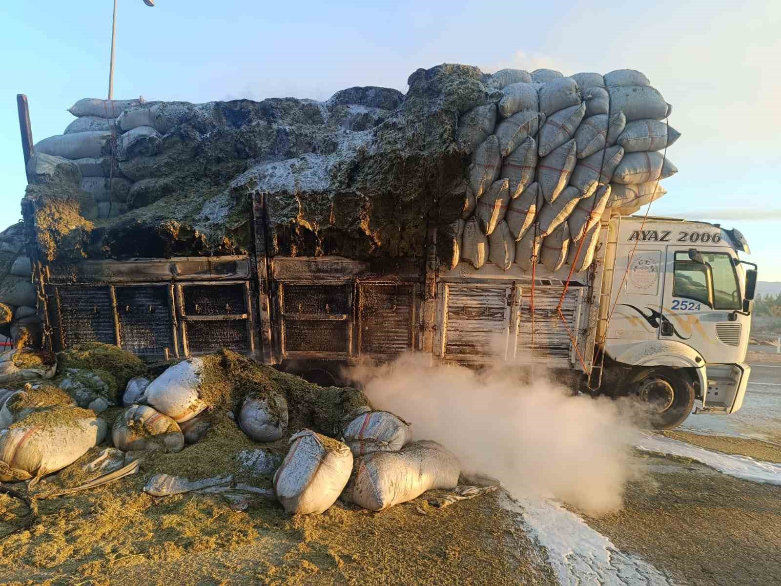 Saman yüklü kamyonda yangın çıktı