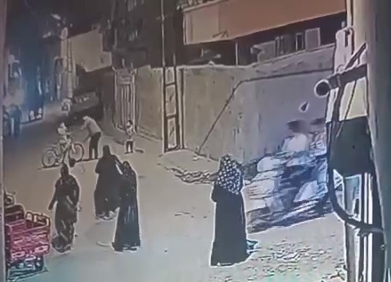 Seslerinden rahatsız olduğu çocukları sopayla dövdü