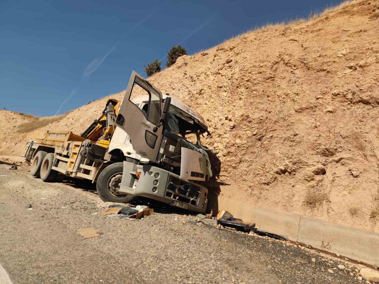 Siirt freni boşalan vinç kayalığa çarptı: 1 ölü, 1 yaralı