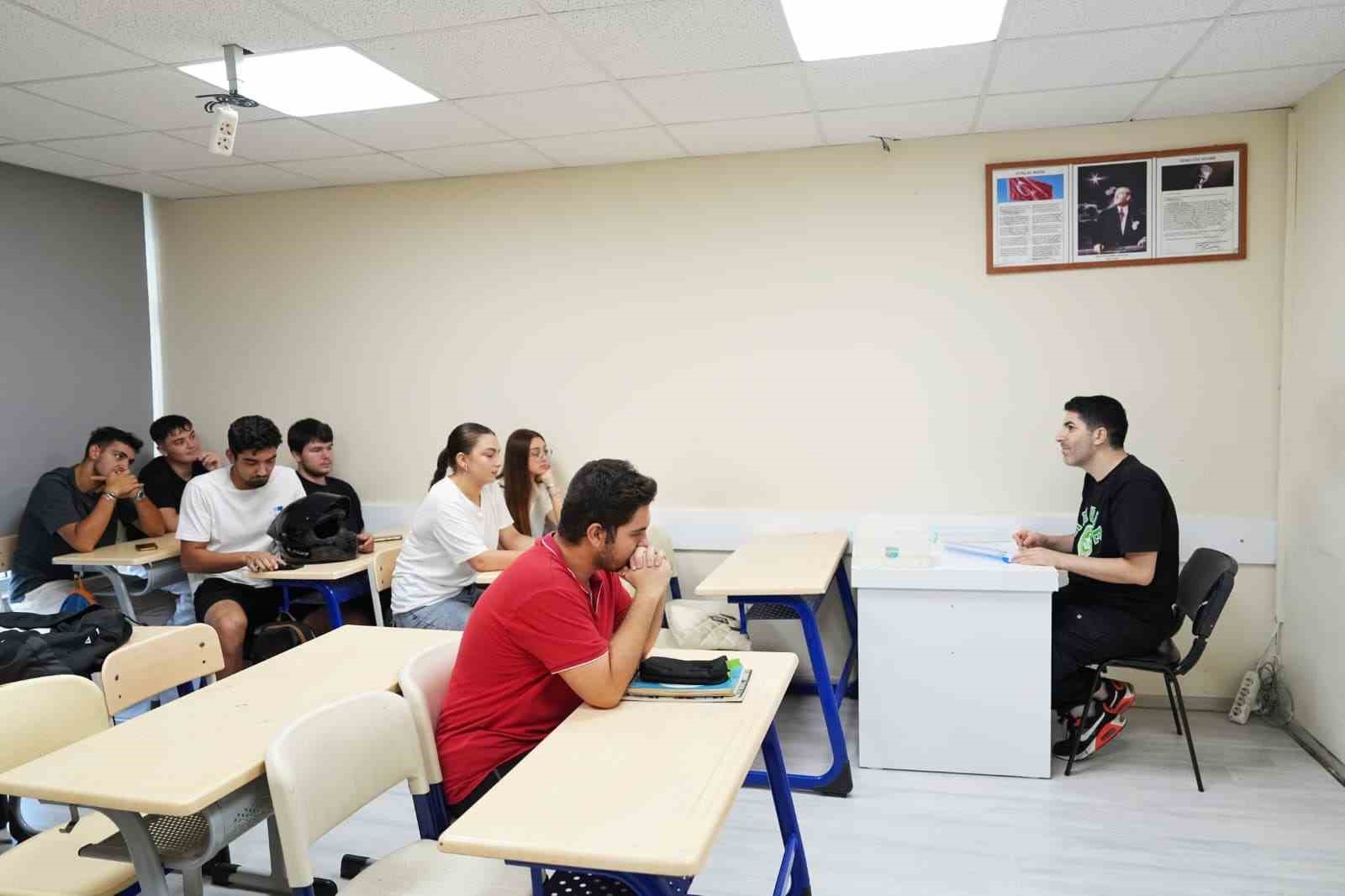 Sınavlara ücretsiz kurslarla hazırlanıyorlar