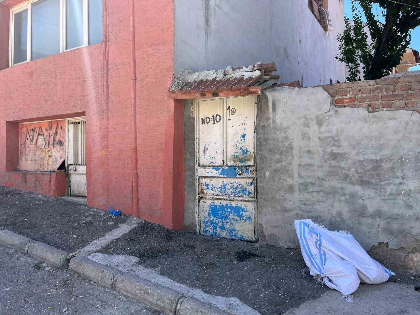 Sokak ortasında eşini döven şahıs kamerada