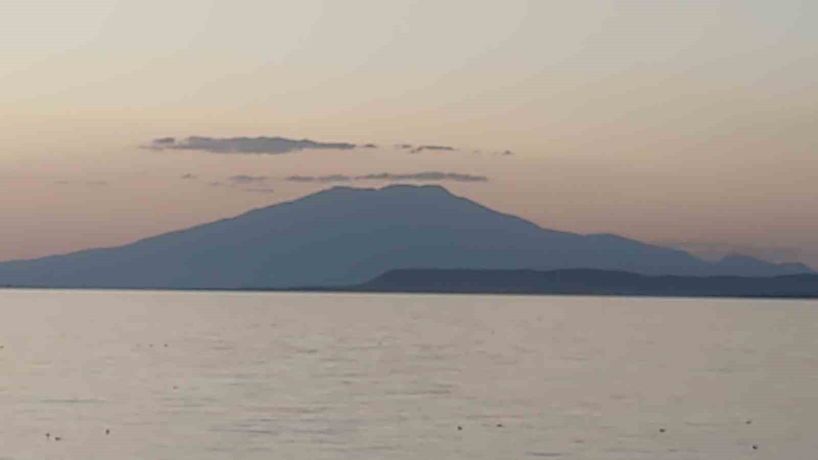 Süphan Dağı zirvesindeki bulut, Van Gölü ile görsel şölen oluşturdu