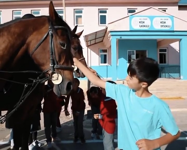 Van’da Atlı Jandarma timleri okul çevresinde devriye yaptı