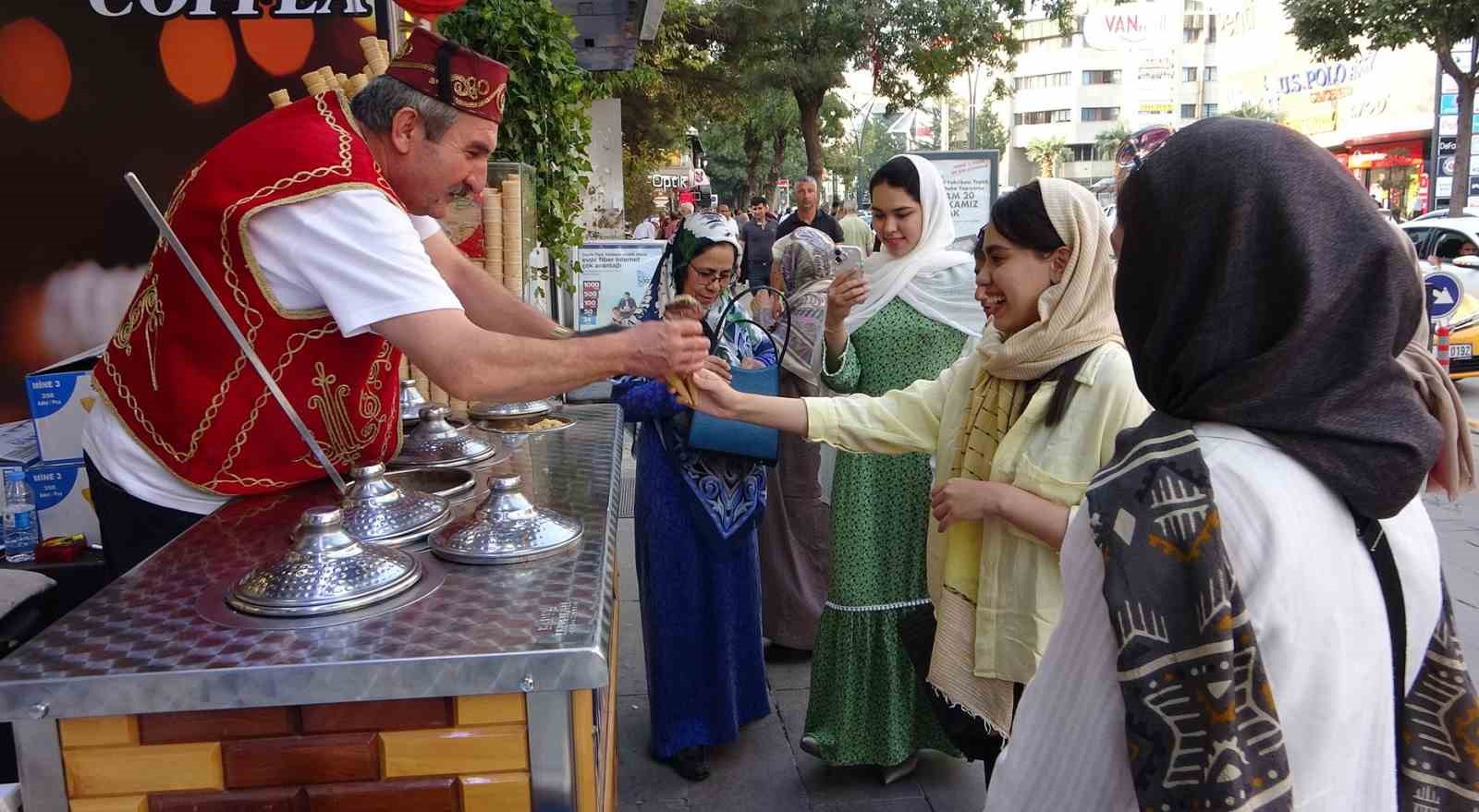 İranlı turistler Van esnafının yüzünü güldürüyor